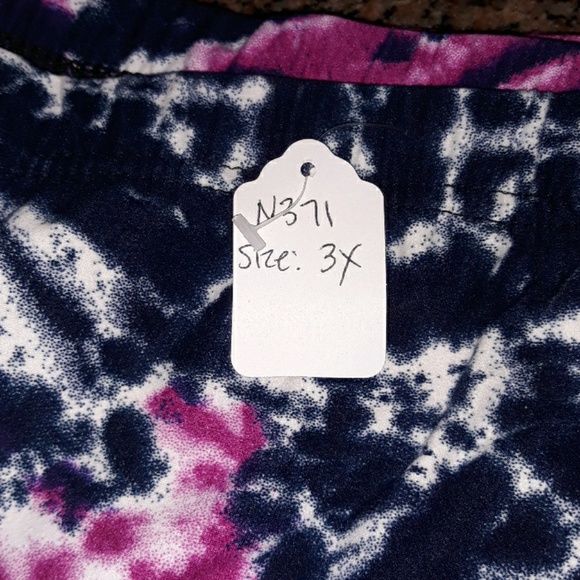 Brand New Women's Tie Dye Legging Shorts - Picture 3 of 3